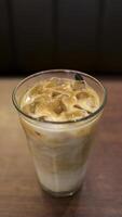 Café Latte in einem hohen Glas oder einem langen Glas in einem Tisch. foto