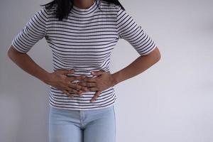 Frauen berühren den Bauch mit starken Bauchschmerzen oder Durchfall. das konzept von magenkrämpfen, durchfall foto