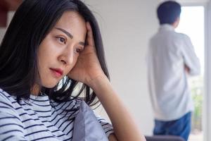 scheiden lassen. asiatische Paare sind nach der Hochzeit verzweifelt und enttäuscht. Mann und Frau sind nach Streit traurig, verärgert und frustriert. Misstrauen, Liebesprobleme, Verrat. Familienproblem, Jugendliebe foto