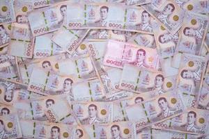 falsch von den 100-Baht-Banknoten, die in der 1.000-Baht-Banknote enthalten sind. Die thailändische Währung erleichtert als Tauschmittel den Austausch von Waren und sozialen Dienstleistungen und verursacht die Expansion foto