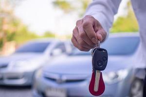 autoverkäufer und schlüssel präsentieren den autohandel foto