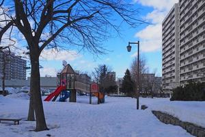 Kinderspielplatz im Winter auf einem schneebedeckten Boden. foto