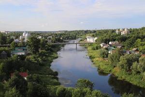 Torzhok.russia.july 10, 2022.city landscape.malerische Aussicht auf den Fluss Tveritsa und die Umgebung. foto