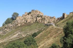 dagestan.russia.september 13, 2022. malerische berglandschaft im herbst .blick auf das verlassene dorf gamsutl. foto