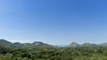 Landschaftsansicht Natur des grünen Waldes und der Berge. unter dem blauen Himmel. im Distrikt Kaeng Krachan in Thailand. foto