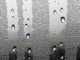 regentropfen auf glas verwischen hintergrund regenzeit konzept, wettervorhersage meteorologische abteilung wetter schlechte sicht kaltes wetter schlaf zu schlafen foto