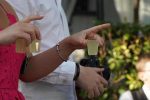 Frauenhand mit Limoncello-Glas foto
