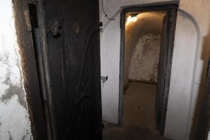 historische bunker-antigas-tür in rom foto