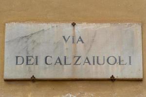 florenz via dei calzaiuoli straßenschild aus marmor foto