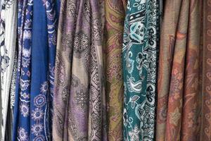 Arabischer Kleiderstoff in einem Geschäft foto