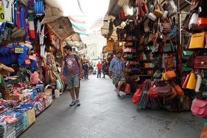 Florenz, Italien - 1. September 2018 - Leute, die auf dem Ledermarkt der Altstadt kaufen foto