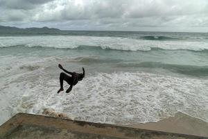 mahe, seychellen - 13. august 2019 - junge kreolische menschen haben spaß am strand foto