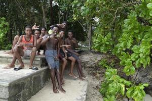 mahe, seychellen - 13. august 2019 - junge kreolische menschen haben spaß am strand foto