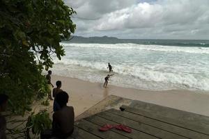 mahe, seychellen - 13. august 2019 - junge kreolische menschen haben spaß am strand foto