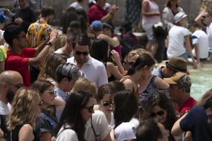 rom, italien - 15. juni 2019 - tourist, der selfie am fontana di trevi-brunnen nimmt foto