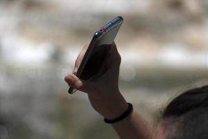 tourist, der selfie am fontana di trevi-brunnen rom nimmt foto