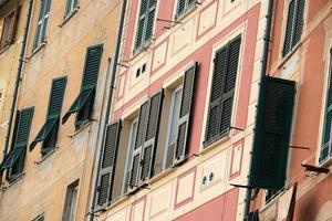 camogli, ligurien, italien malerisches fischerdorf bemalte häuser foto