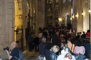 murcia, spanien - 25. märz 2019 - mutter und söhne warten auf den segen der virgen de la fuensanta foto