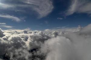 bewölkter himmel vom flugzeugfenster während des fliegens foto