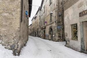 bormio mittelalterliches dorf valtellina italien unter dem schnee im winter foto