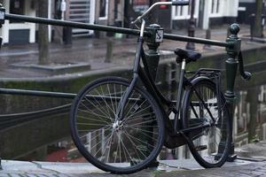 Fahrräder in Amsterdamer Grachtenstraßen foto
