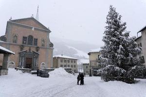 bormio mittelalterliches dorf valtellina italien unter dem schnee im winter foto