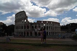 rom, italien - 10. juni 2018 - touristen, die fotos und selfies im colosseo machen