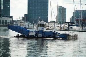 müll plastikmüll wasser meer sauberer boot foto