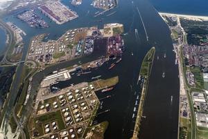 Luftaufnahme des Öldepots Rotterdam Holland foto