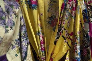 viele japanische kimonokleider auf dem markt foto