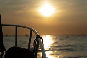 sonnenuntergang im hafen von venedig lagune chioggia von einem boot aus foto