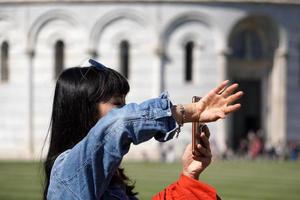 pisa, italien - 26. september 2017 - tourist, der fotos am berühmten schiefen turm macht