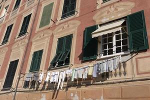 Camogli-Hauswäsche, die an der Sonne trocknet foto