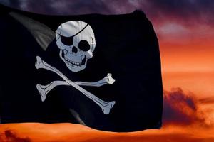 schwenkende Piratenflagge Jolly Roger foto