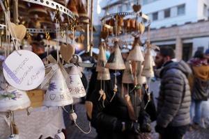 trento, italien - 9. dezember 2017 - leute am traditionellen weihnachtsmarkt foto