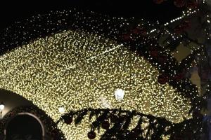 Straßenweihnachtsbaumschmuck und Lichter foto