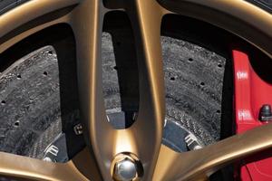 Detail der Rennwagen-Bremsscheibe foto
