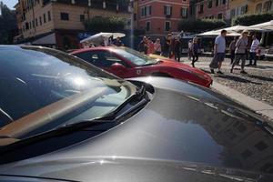 portofino, italien - 20. oktober 2018 - ferrari-rallye, die supercar-konvention versammelt foto