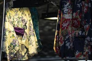 viele japanische kimonokleider auf dem markt foto