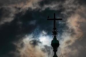 vatikanplatz und peterskirche kreuzen sich am bewölkten himmel foto