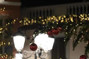 Straßenweihnachtsbaumschmuck und Lichter foto