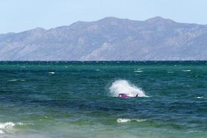 la ventana, mexiko - 16. februar 2020 - kitesurfen am windigen strand foto