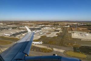 paris, frankreich - 25. februar 2019 - flughafen paris landet und lädt fracht- und passagierluftaufnahme foto