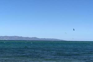 la ventana, mexiko - 16. februar 2020 - kitesurfen am windigen strand foto