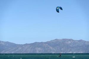 la ventana, mexiko - 16. februar 2020 - kitesurfen am windigen strand foto