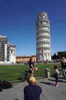 pisa, italien - 26. september 2017 - tourist, der fotos am berühmten schiefen turm macht