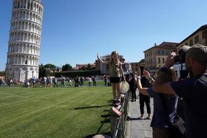 pisa, italien - 26. september 2017 - tourist, der fotos am berühmten schiefen turm macht