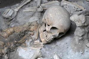 ercolano herculaneum flüchtige skelette am strand foto