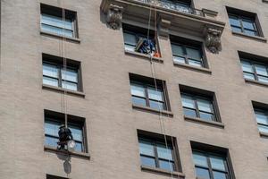 Fensterputzer klettern auf Wolkenkratzer in New York foto