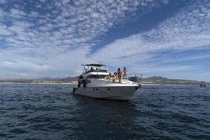 cabo san lucas, mexiko - 1. februar 2019 - tourist bei wasseraktivitäten foto